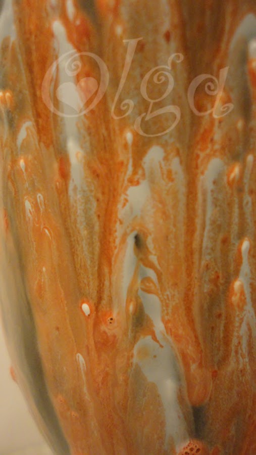 como pintar botellas de cristal oscuro con pintura. efecto dripping.