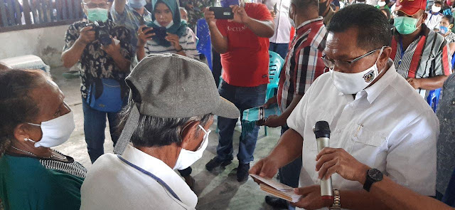 Petrus Fatlolon Serahkan Paket Sembiako ke Masyarakat Ekonomi Lemah di Bomaki, Arui dan Alusi Raya Petrus Fatlolon Serahkan Paket Sembiako ke Masyarakat Ekonomi Lemah di Bomaki, Arui dan Alusi Raya