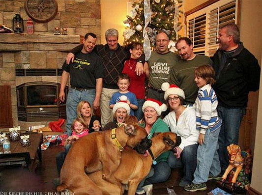 Witziges Familienfoto an Weihnachten mit Hund lustig