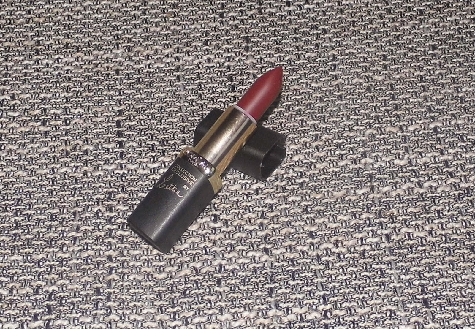 loreal-color-riche-laetitias-pure-red-open-lipstick-picture