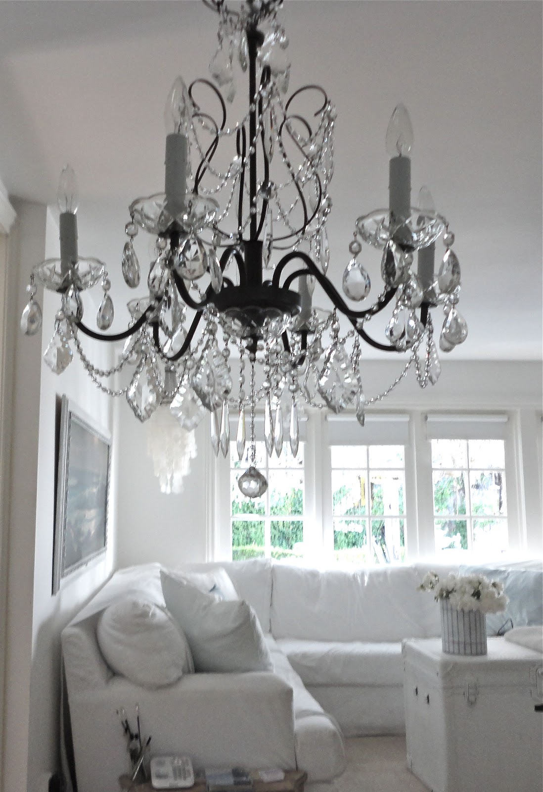 Chandeliers At Beach House 27 Chandeliers Sunday Dinner Table