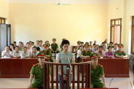 Tin tuc phap luat ngay 1/6: Tuyen an tu hinh ke giet vo va tinh dich - Anh 11