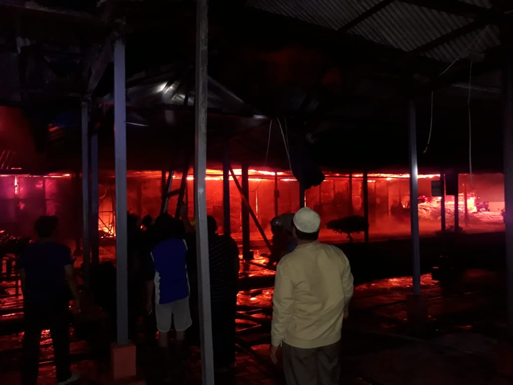 Warga menyaksikan lokasi pabrik Getah di Asahan yang terbakar Warga menyaksikan lokasi pabrik Getah di Asahan yang terbakar