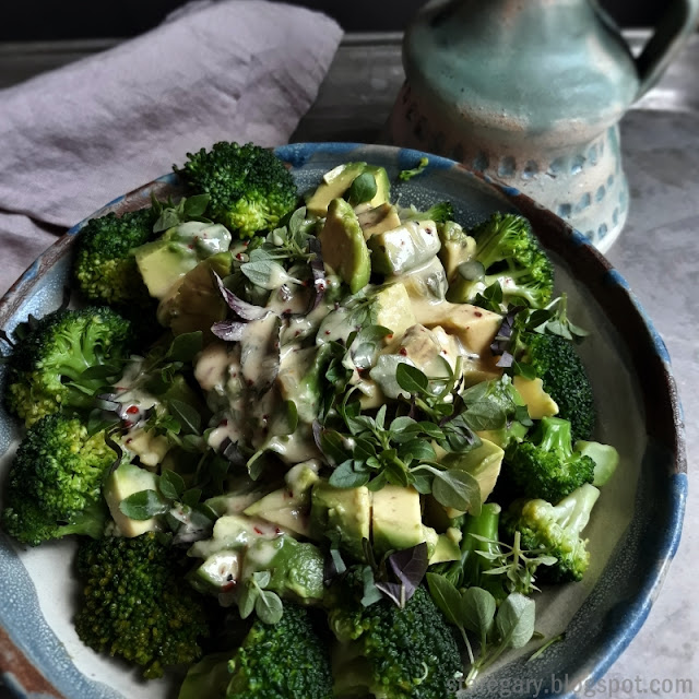 Zielona sałatka z brokułów i awokado