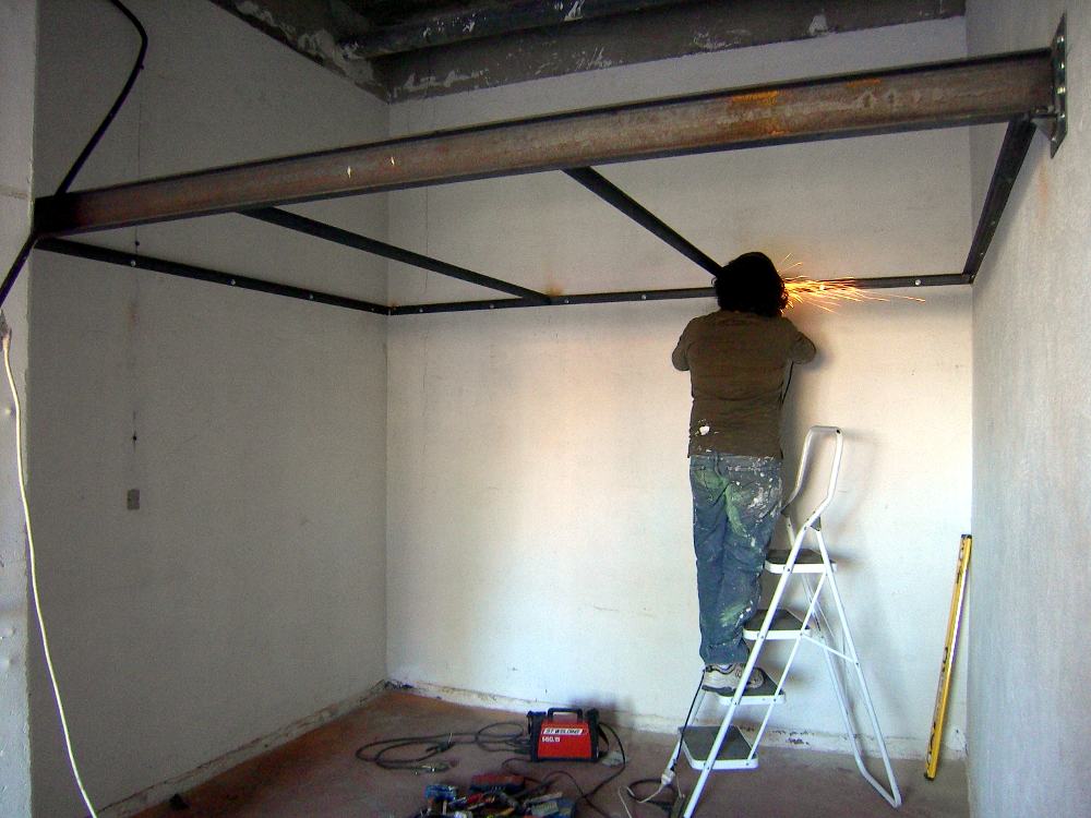 Cómo hacer un altillo en un garaje con escalera abatible y quita miedos