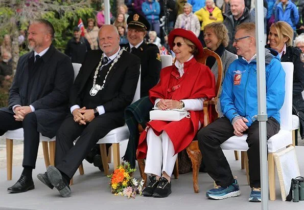 Queen Sonja attended the opening of the rock stairs called Helgelandstrappa. The staircase is made by sherpa from Nepal