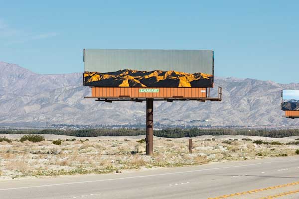 Desain Iklan Billboard Unik Menyatu Dengan Alam