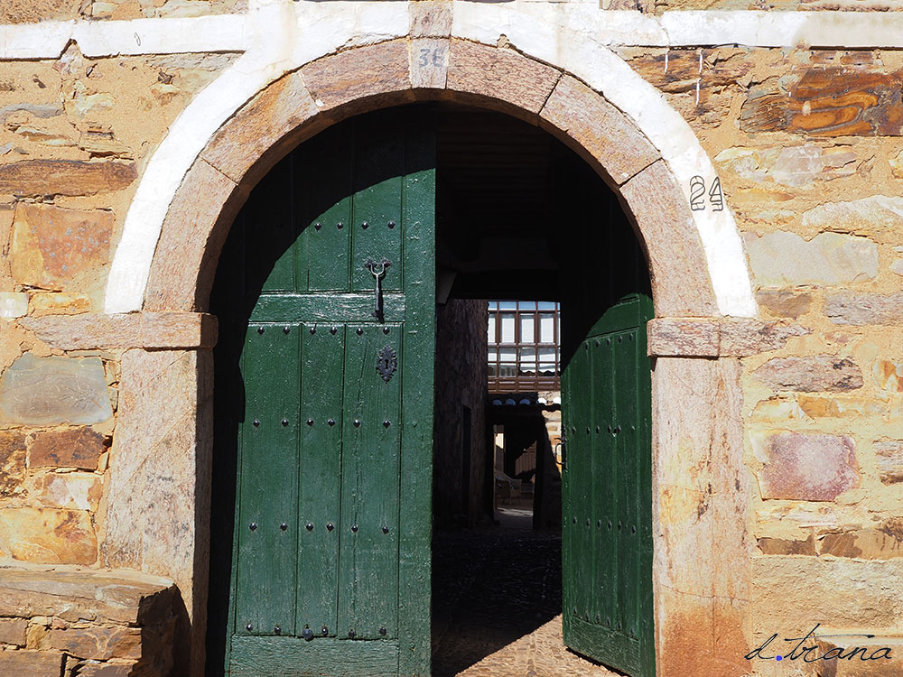Puertas en Castrillo de los Polvazares Puertas en Castrillo de los Polvazares