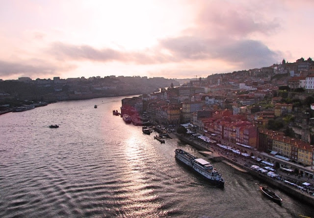 pôr-do-sol na cidade do Porto