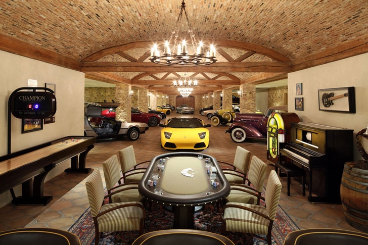 Expensive cars in Luxury Villa Del Lago
