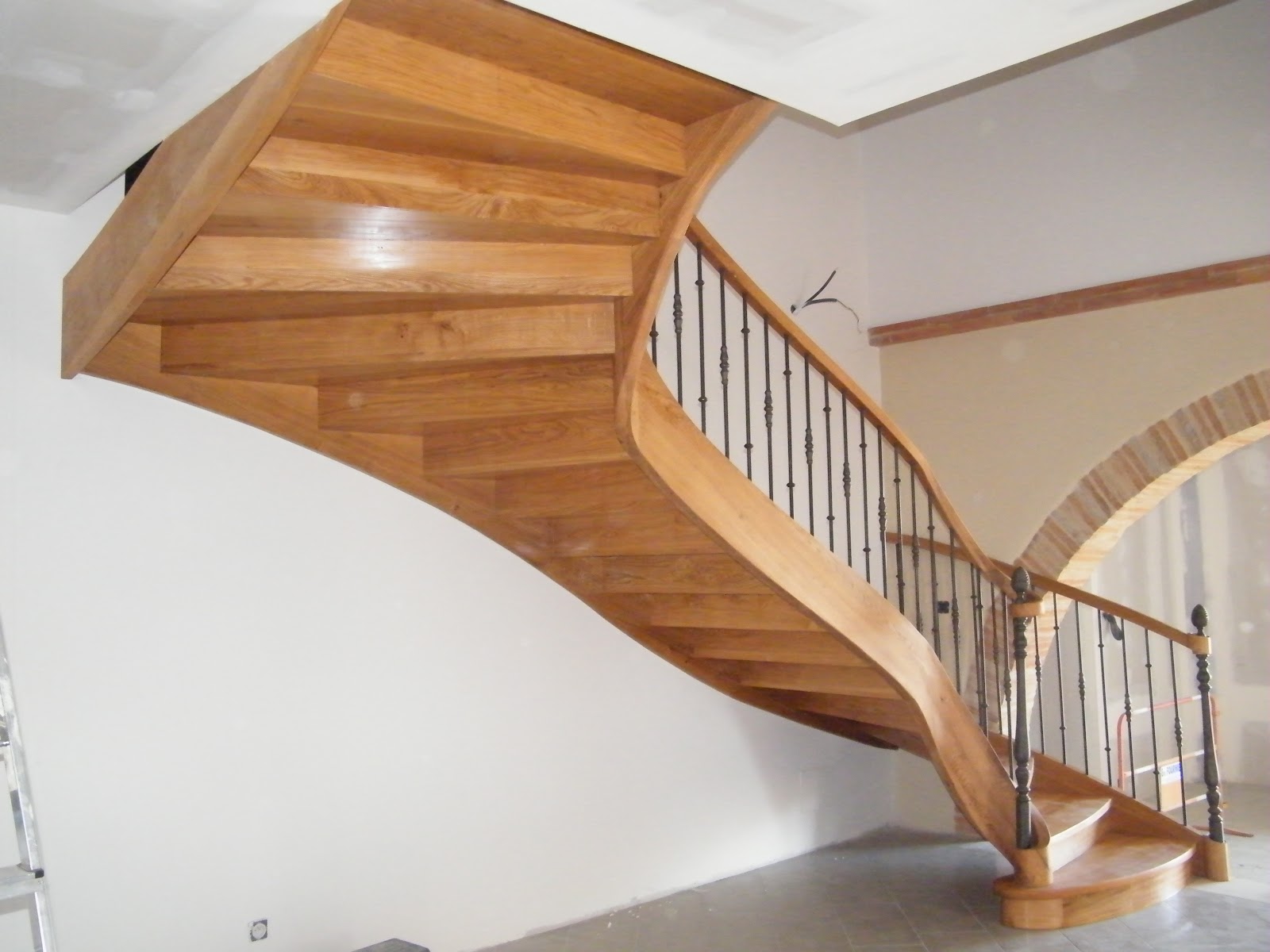 evolution-bois: Escalier départ limon courbe