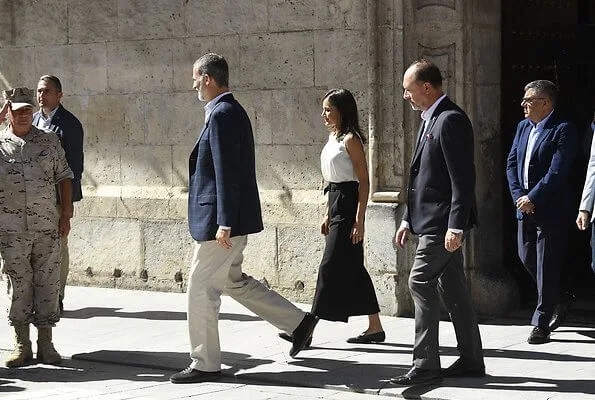 Queen Letizia wore Hugo Boss Iyabo silk top, Boss cropped wide leg trousers and hugo boss Italian-leather flats