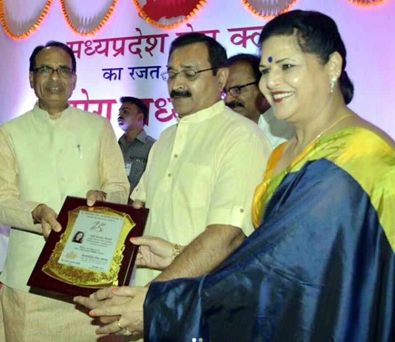 Divyanka's parents receiving the award on her behalf Divyanka's parents receiving the award on her behalf