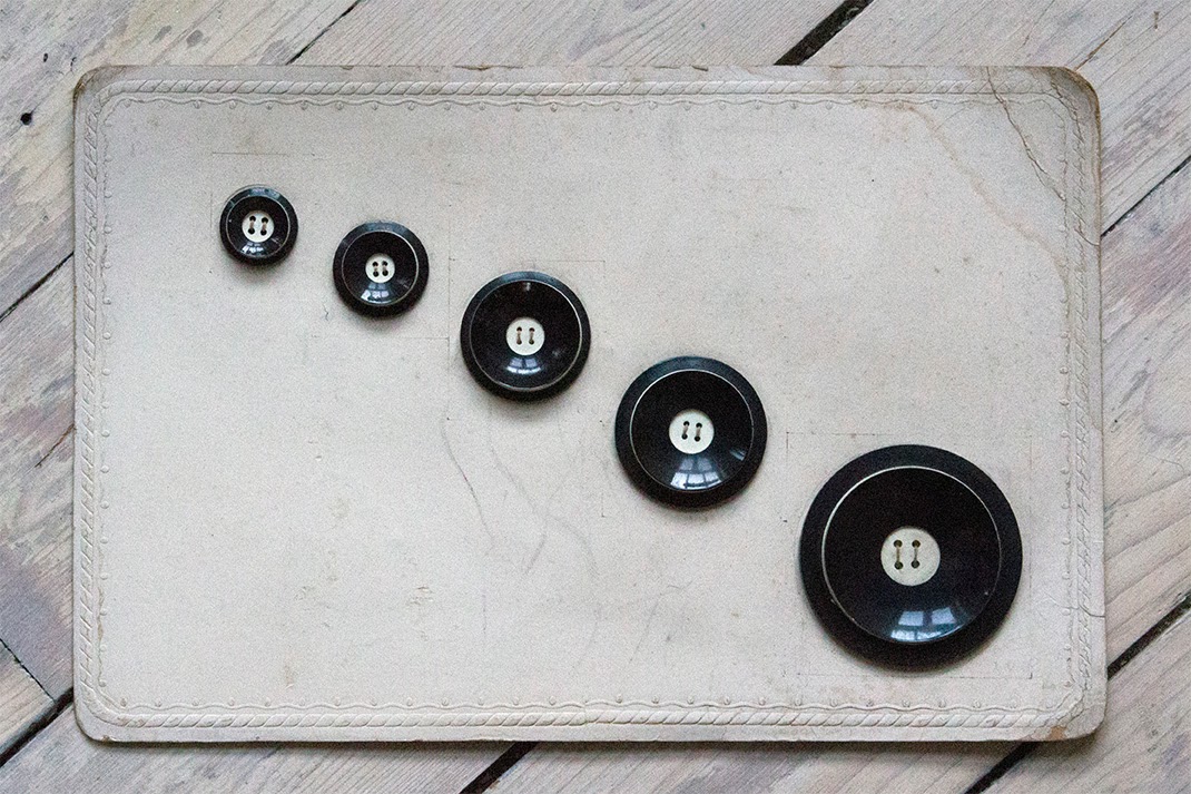 a swap: fifties or sixties: black vintage buttons