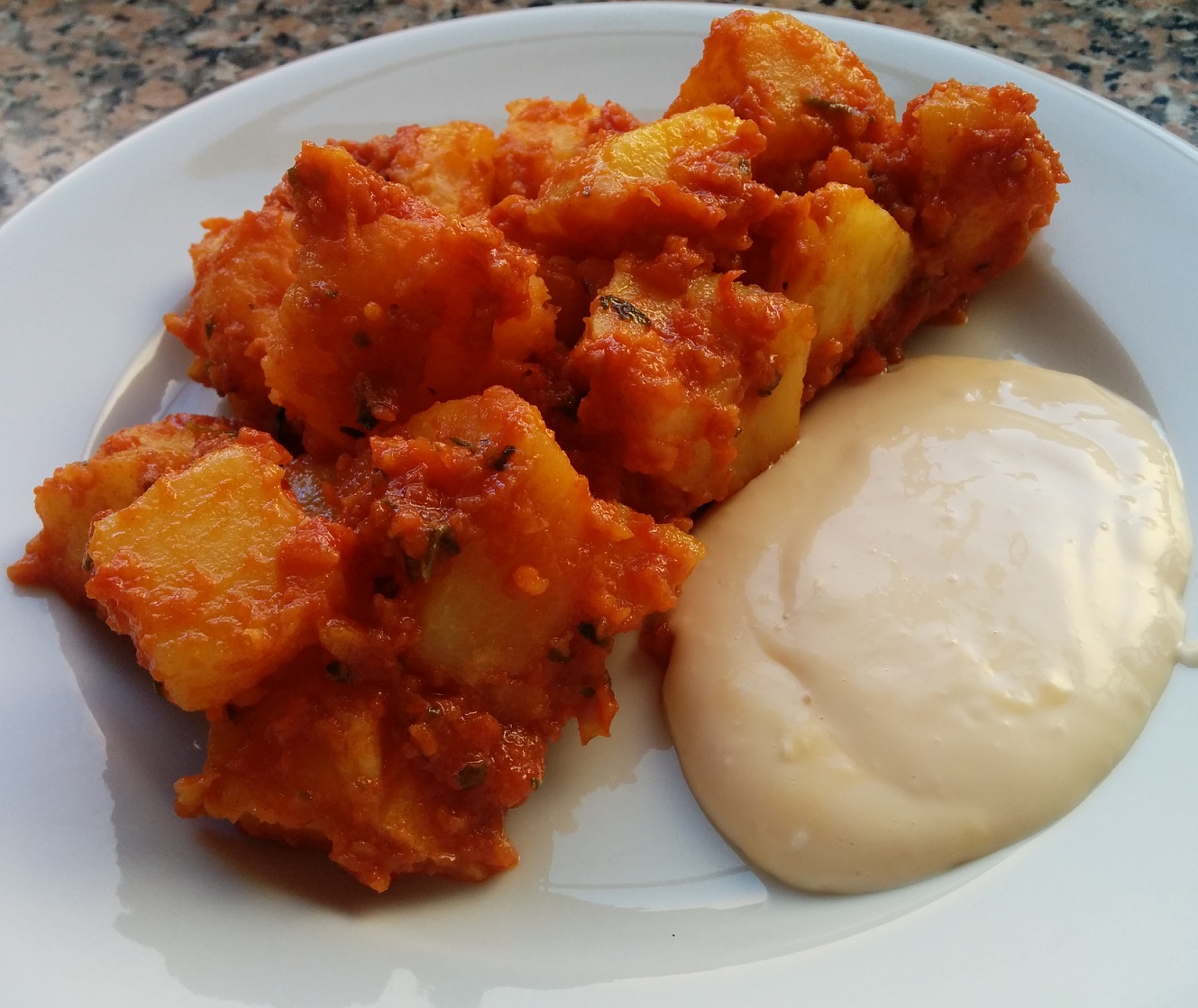 FIEL A LA COCINA PATATAS BRAVAS CON SOBRASADA Y ALIOLI