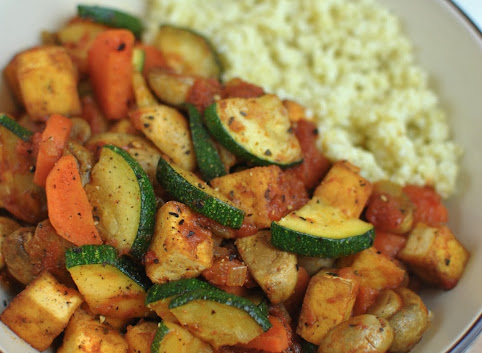 Tofu z warzywami w pomidorowym sosie