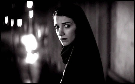 Sheila Vand en A girl walks home alone at night (Ana Lily Amirpour, 2014)