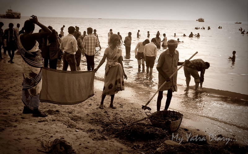 A team of cleaners around at Rameshwaram sea, Agni Teertham