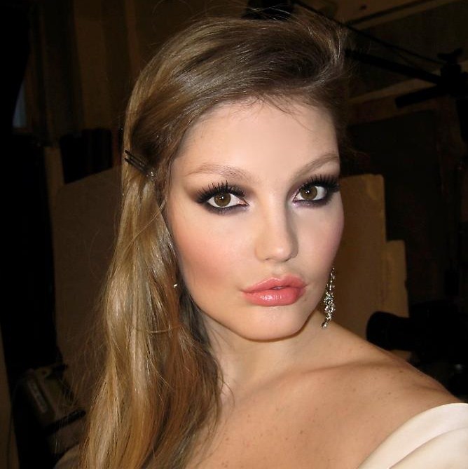 Sweet Madness: CELEBRITIES WITH PALE SKIN