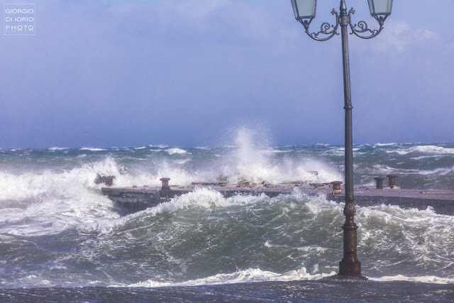 Tramontana a Ischia, mareggiata Ischia Ponte, Vento forte a Ischia, Castello Aragonese Ischia, Piazzale Ischia Ponte Allagato, acqua alta a Ischia, piazzale delle alghe allagato,