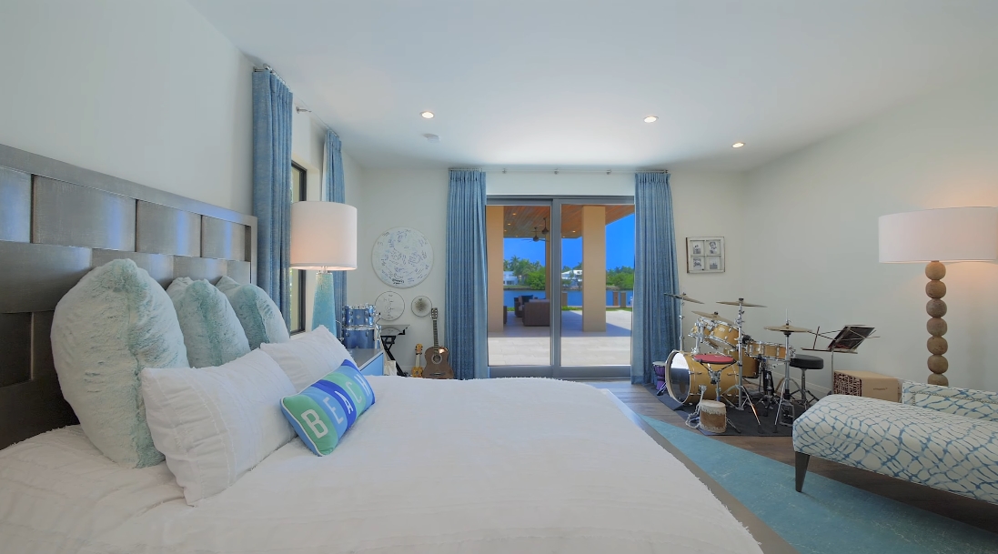44 Photos vs. 919 S Southlake Dr, Hollywood, FL Luxury Home Interior Design Tour