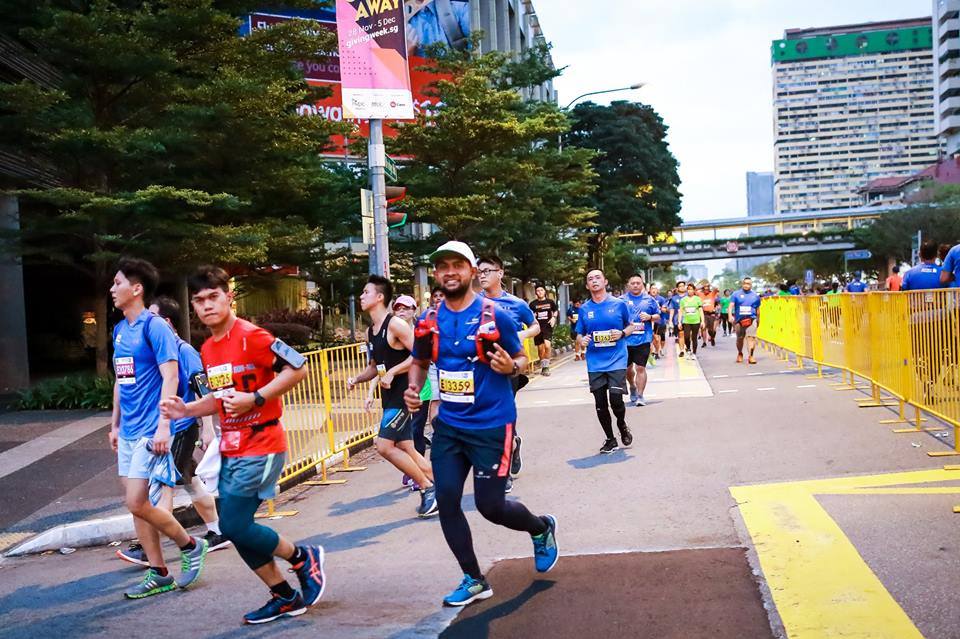 Berlari Marathon di Standard Chartered Singapore Marathon 2017 - a