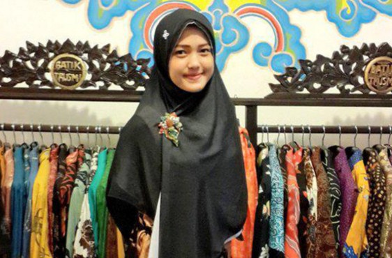 Pengusaha Batik asal Cirebon Cantik Sally Giovanny Pengusaha Batik asal Cirebon Cantik Sally Giovanny