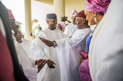 Photos: Vice President, Yemi Osinbajo, Bukola Saraki, others attend wedding of APC chieftain, Bisi Akande's daughter 26 S