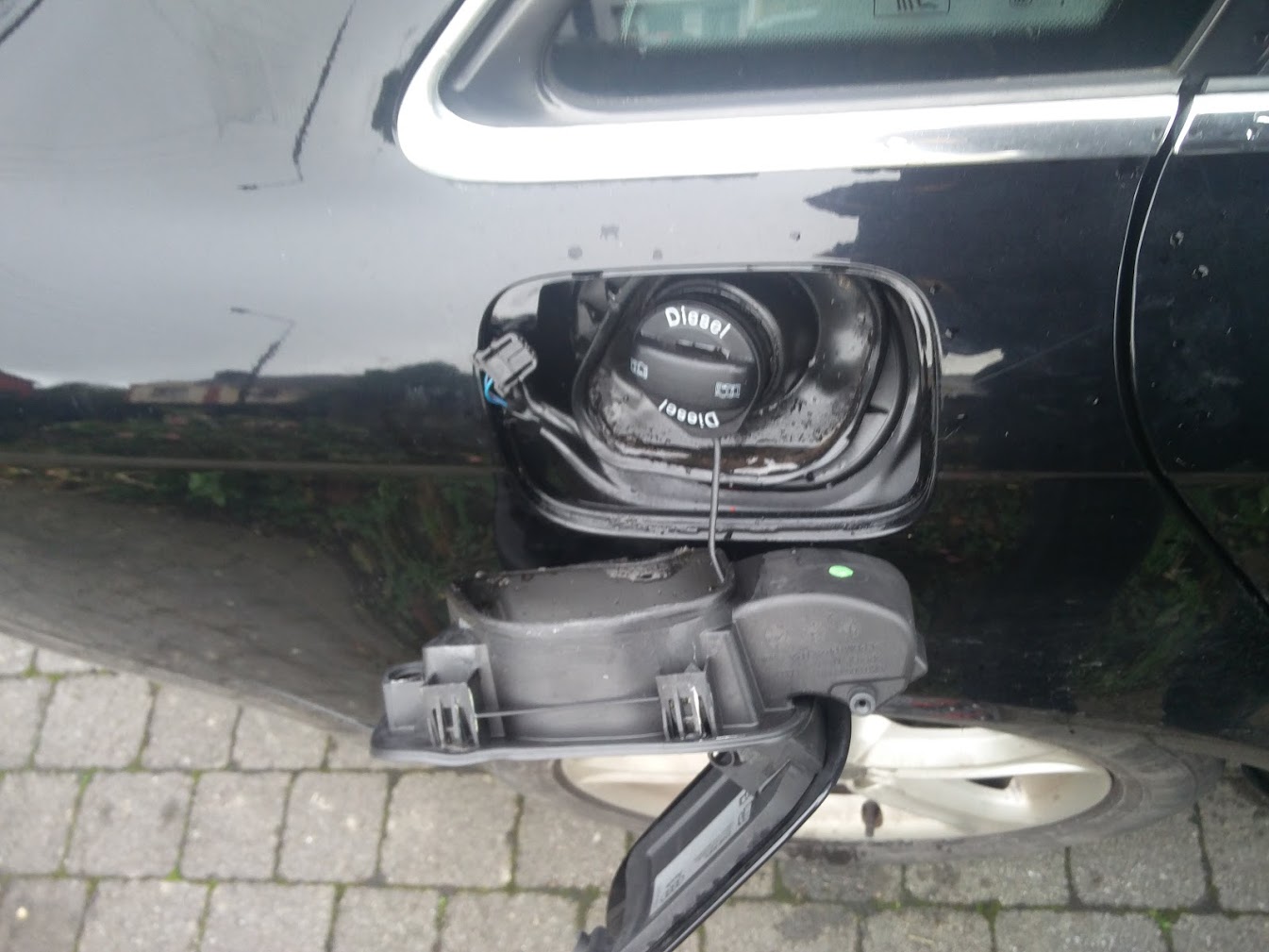 Repairing fuel tank cap on Audi A4 B8