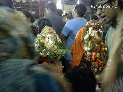 Devotees crying on the eve of Ganpati Visarjan in Mumbai