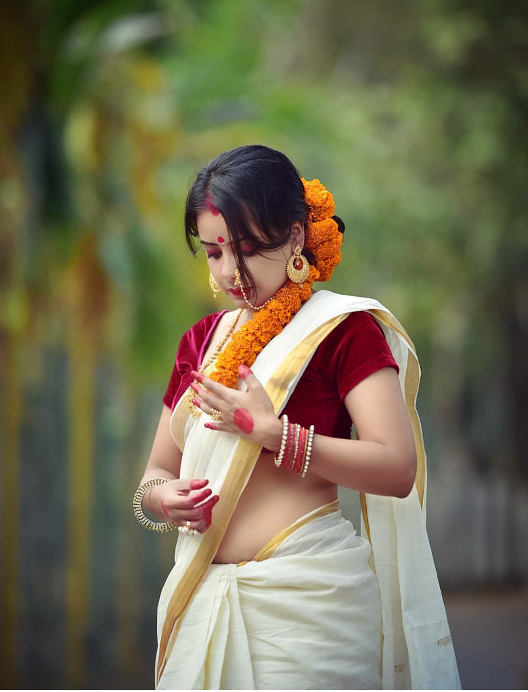 Beautiful Kerala Girls In Traditional Set Saree 