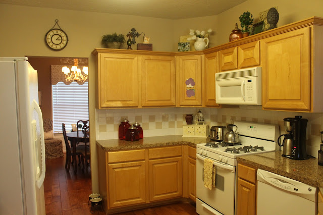 Texas Decor: Rearranging the Tops of My Kitchen Cabinets