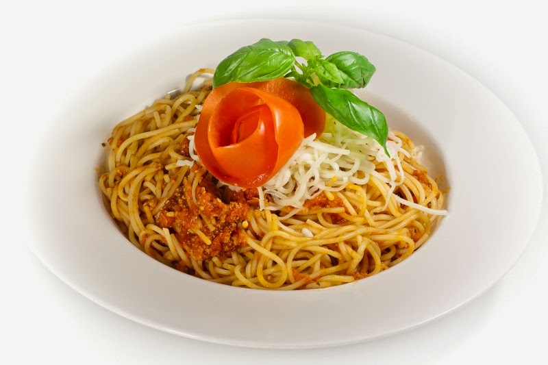 Spaghete cu sos de rosii bacon si carne de curcan