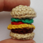 http://www.withlovefeli.com/2017/08/free-pattern-little-burger/