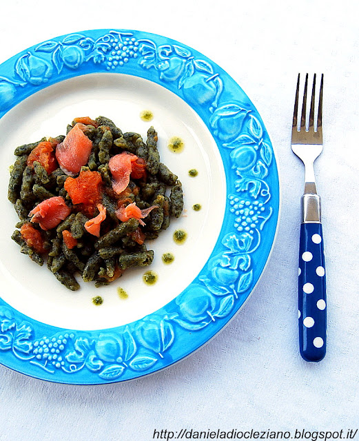 spätzle agli spinaci con sugo di pomodoro speziato e lamelle di trota salmonata affumicata