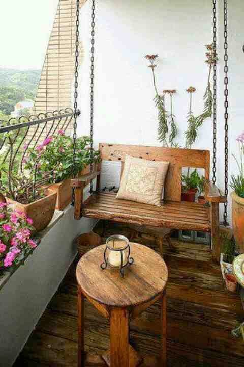 Aranżacja małego balkonu, small balkony ideas, wisząca ławka na balkonie