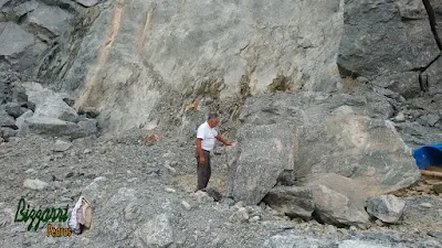 Bizzarri fazendo o que mais gosta, garimpando pedras do tipo ornamentais de várias cores. Pedras para paisagismo, lago de carpas, muro de pedra, pedras para jardim, etc. Gosto de garimpar essa pedra e já imaginar a pedra em cada trabalho com pedra que vou executando.