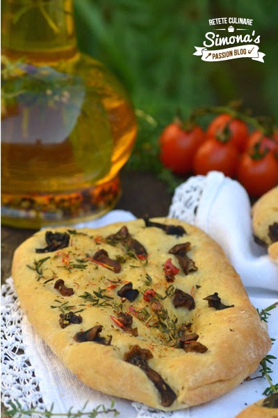 Focaccia cu ghebe, galbiori si cimbru