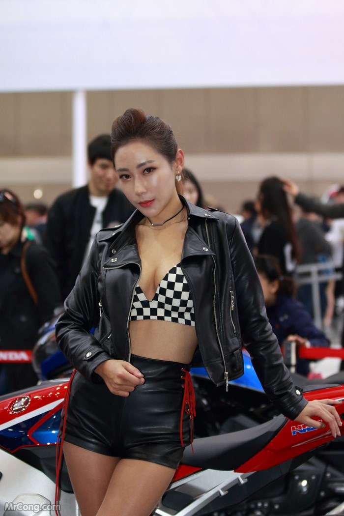 Kim Tae Hee&#39;s beauty at the Seoul Motor Show 2017 (230 photos) photo 7-4