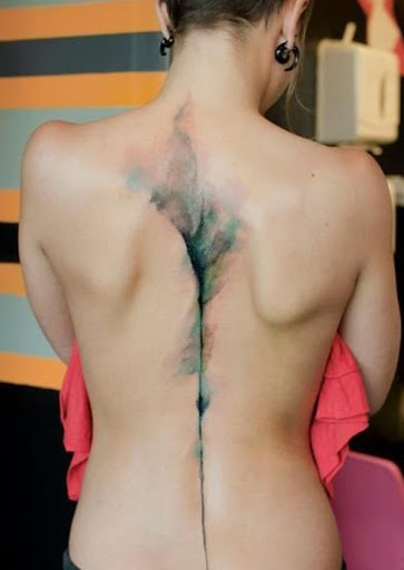 Às vezes, os projetos da tatuagem não precisa definitiva de uma forma ou imagem. Esta bela aquarela fumaça estilo de cores diferentes só prova isso.