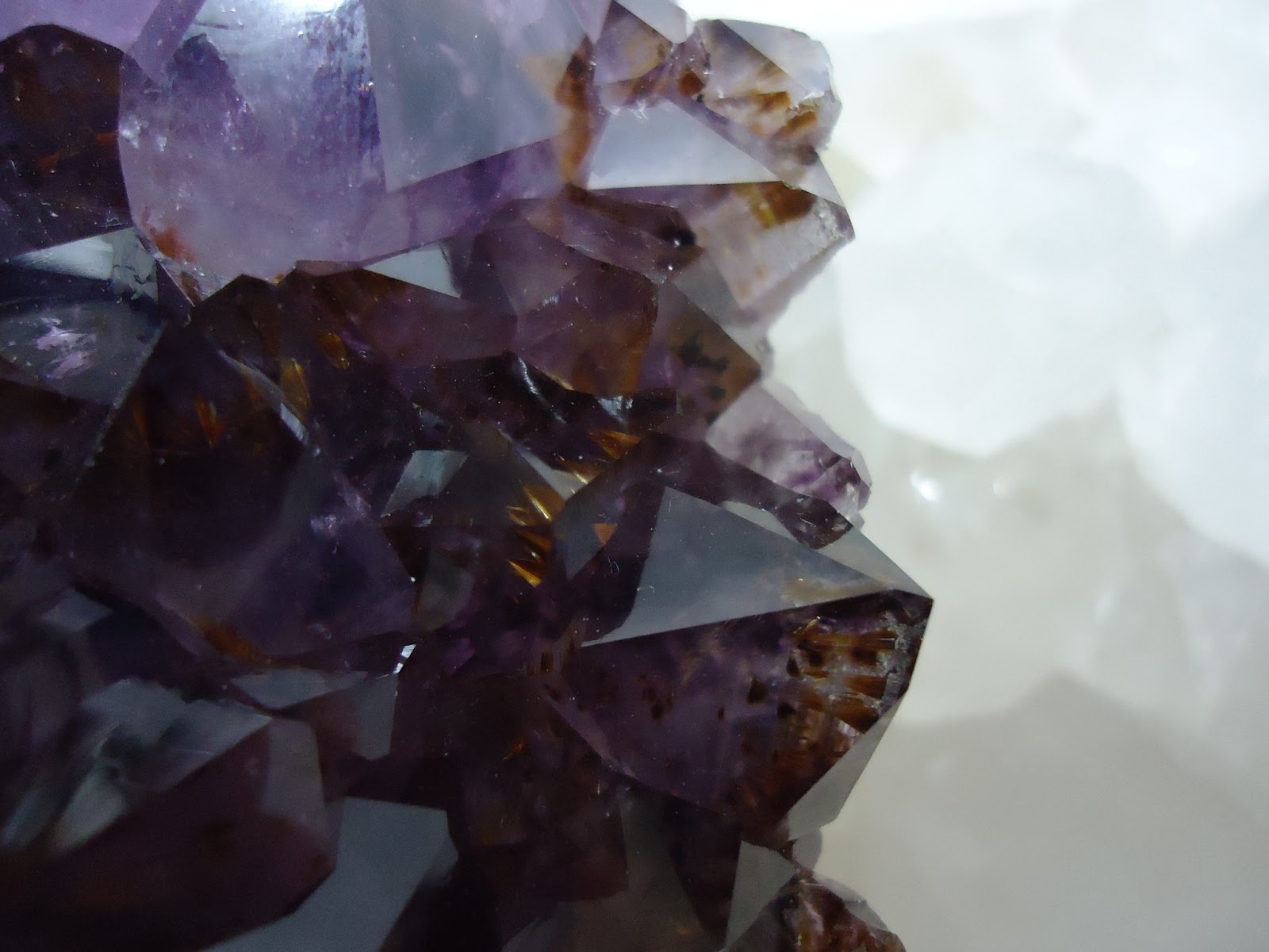 Qual a energia da pedra ametista? Conheça o seu poder!