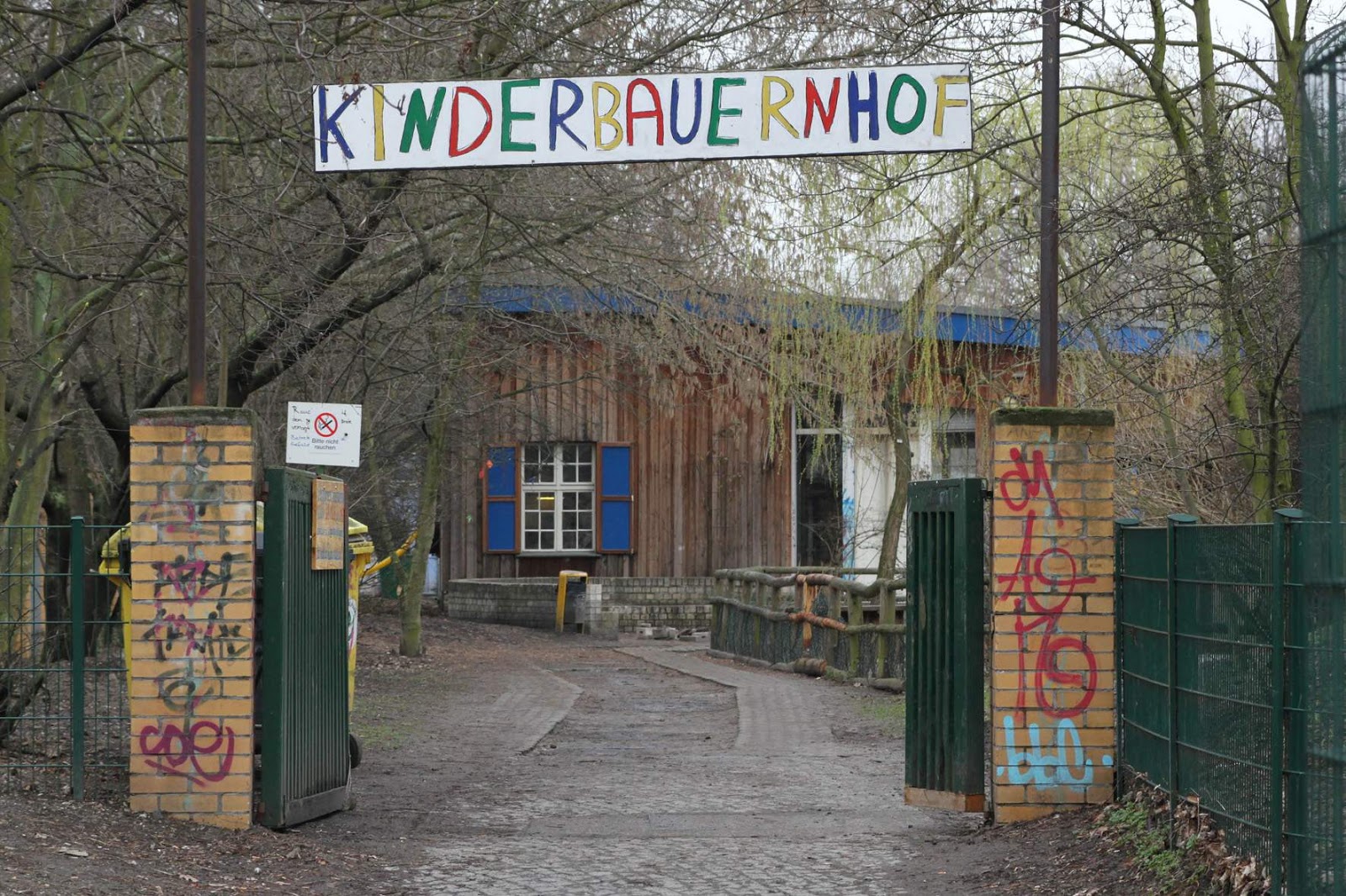 The Smoker Caterpillar Atmosphere Berliner Kinder