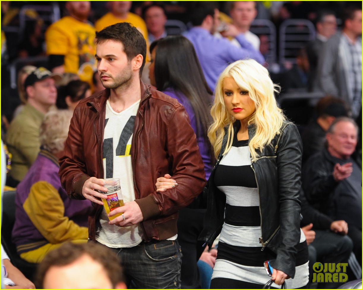 http://2.bp.blogspot.com/-XYwtPuUCwiw/T3XQWpWMRhI/AAAAAAAAOo4/Z7KQGsDT9TE/s1600/christina-aguilera-matt-rutler-lakers-lovers-02.jpg