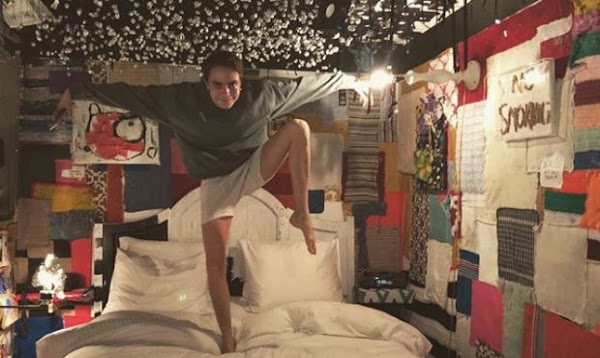 Cara Delevingne y Paris Jackson asisten película de temática lésbica en la cama