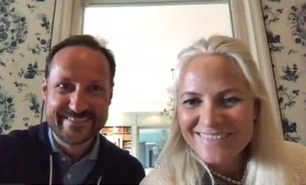 Crown Prince Haakon and Crown Princess Mette-Marit spoke with 19 children from the Fjellgardane Primary School