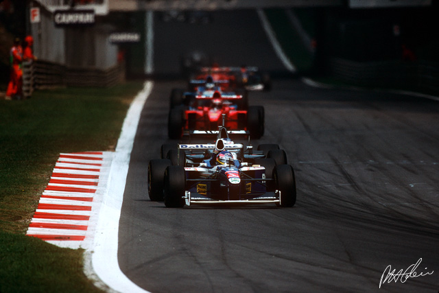 Por que o Barrichello colou um relógio no carro do Schumacher