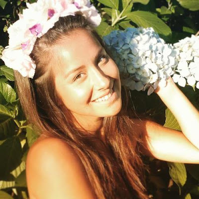 Denise Rosenthal Foto de Denise Rosenthal con corona de flores