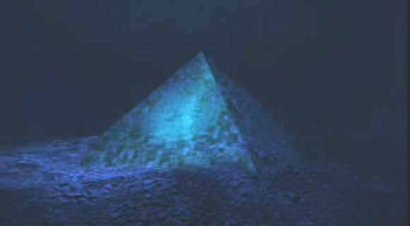 Gigante pirámide de cristal descubierto en el Triángulo de las Bermudas