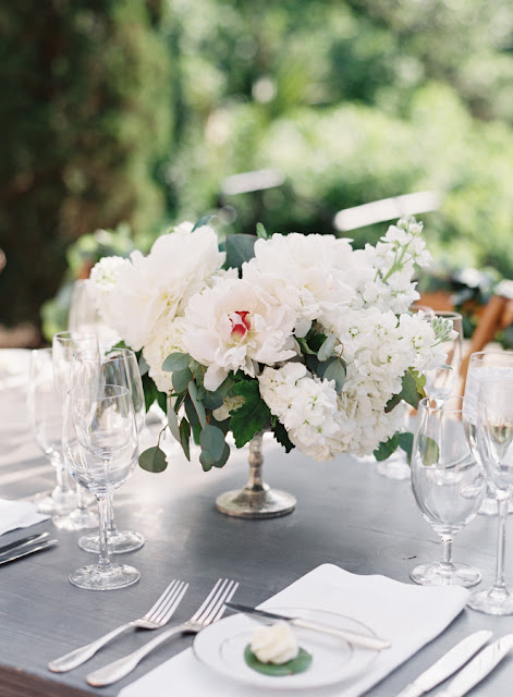 Dekoracje stołów weselnych z piwonii, dekoracje ślubne z piwonii, dekoracje weselne z piwonii, dekoracje z piwonii na ślub i wesele, kwiaty na ślub latem, kwiaty na ślub piwonie, piwonie na ślub i wesele