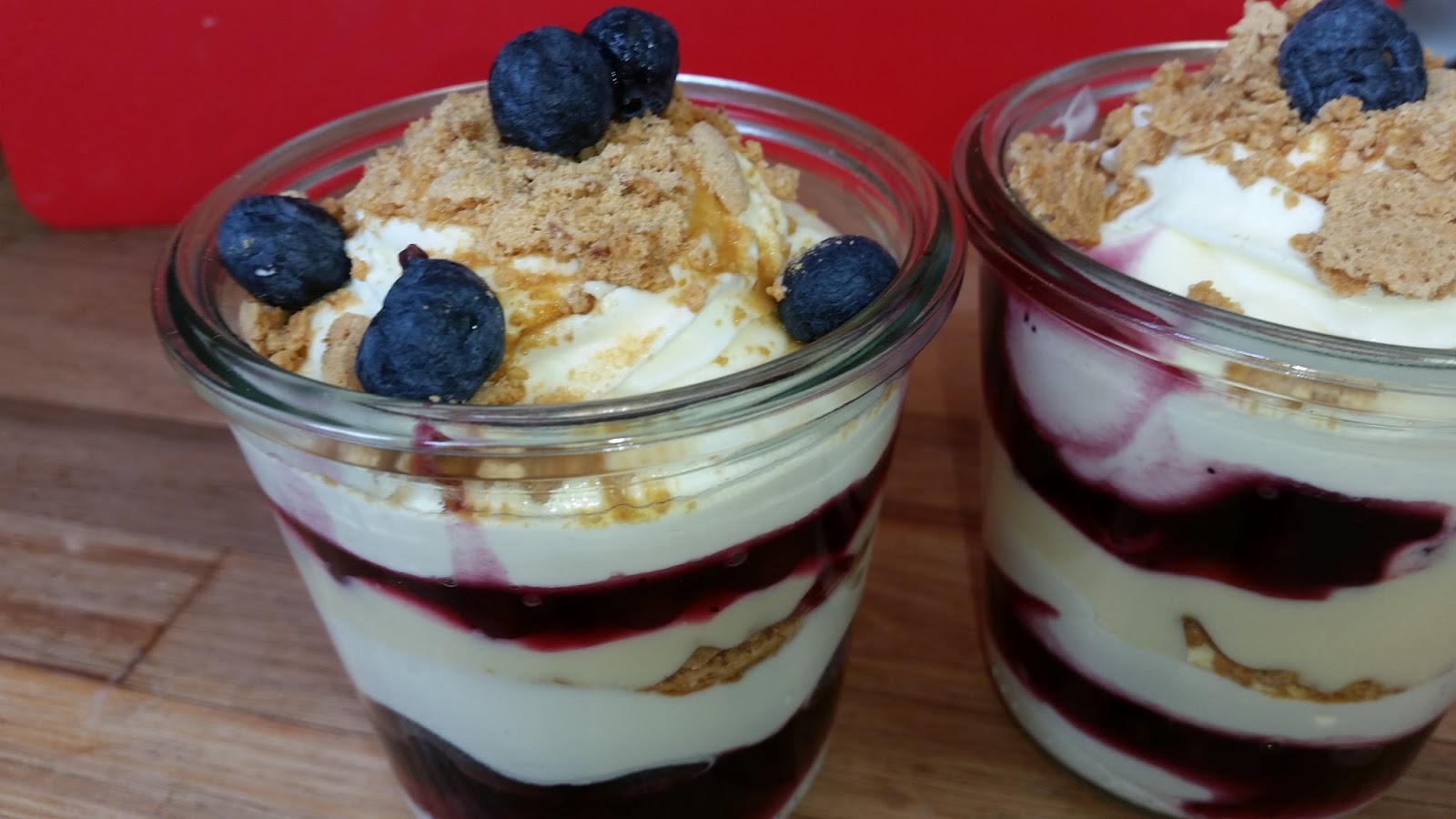 Dessert Mit Heidelbeeren Im Glas - information online
